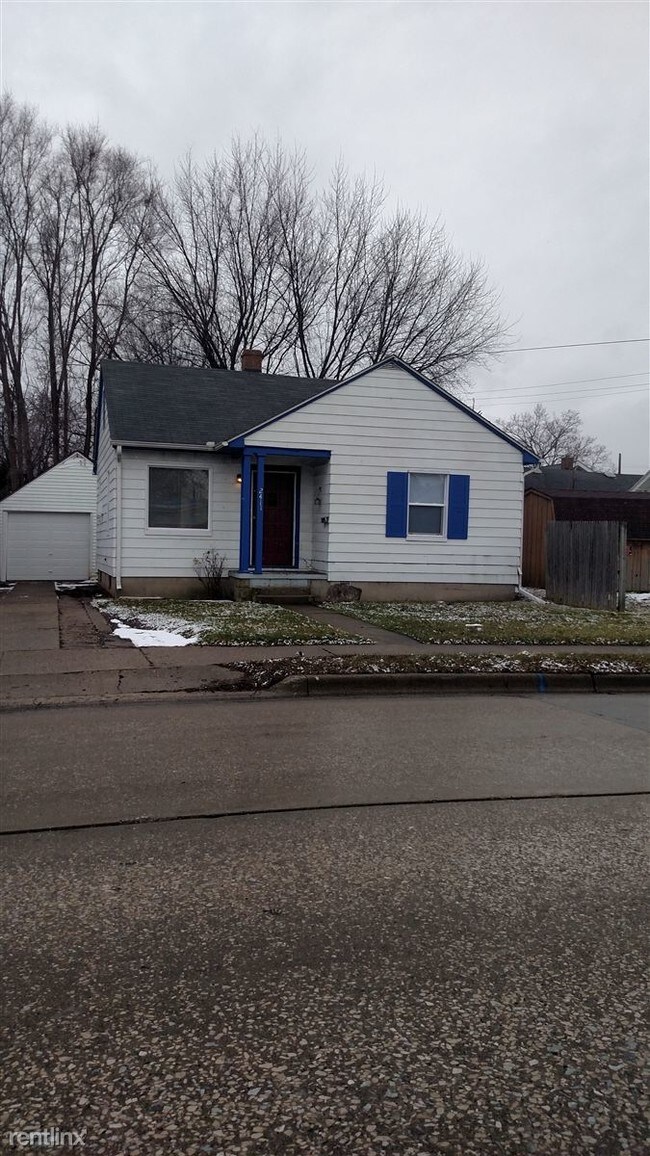 Primary Photo - 2 br, 1 bath House - 2411 Davenport Ave