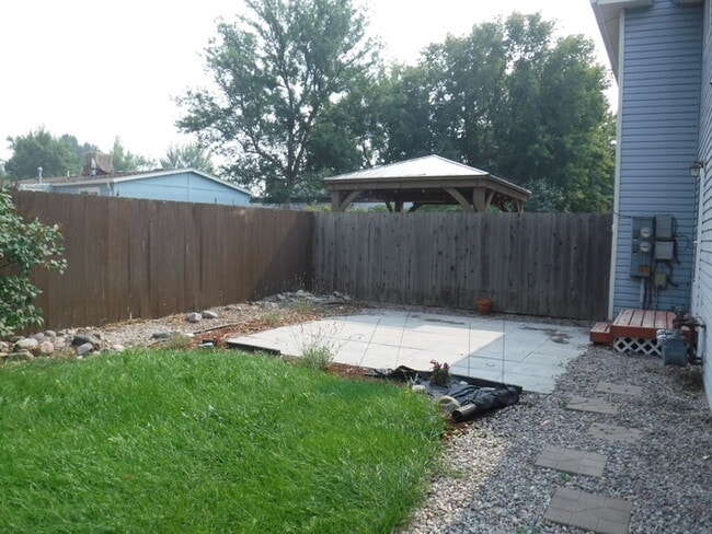 Building Photo - Townhouse with a private yard