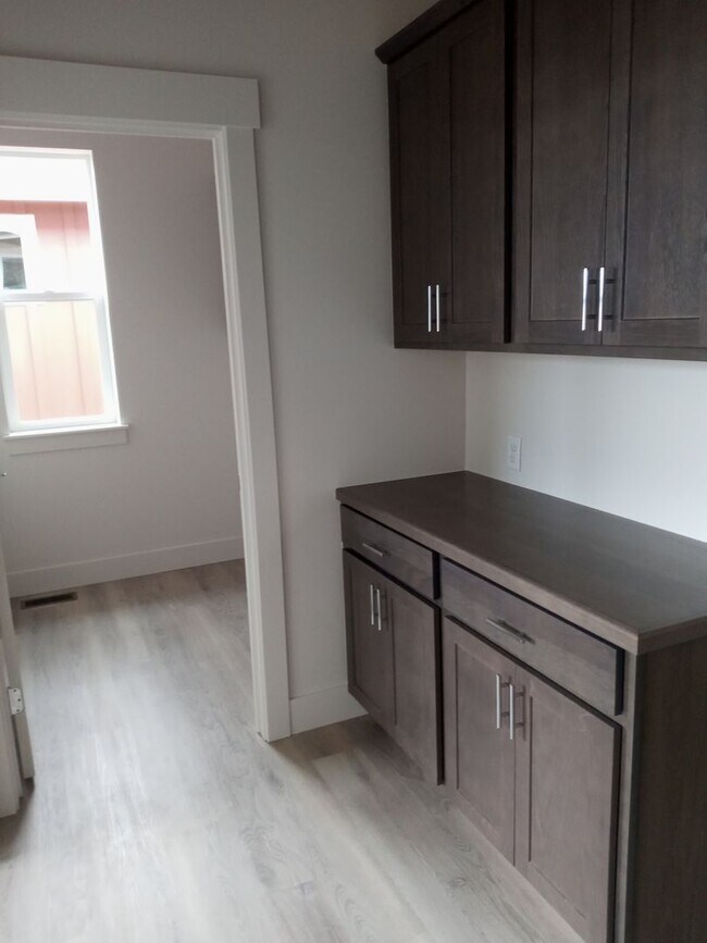 Building Photo - 3 Bed 2.5 Bath in Belgrade with attached d...