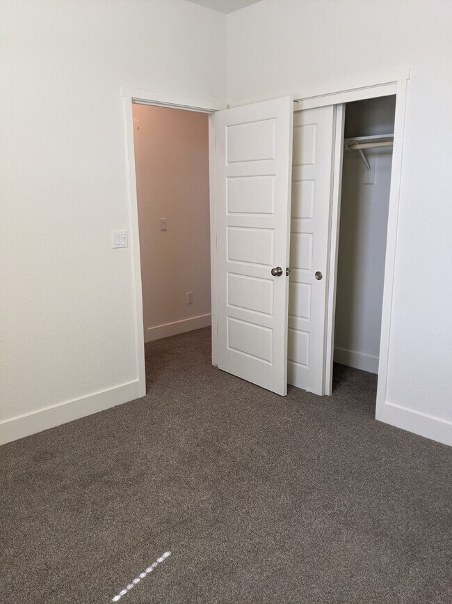 Building Photo - Prime location in Merced!