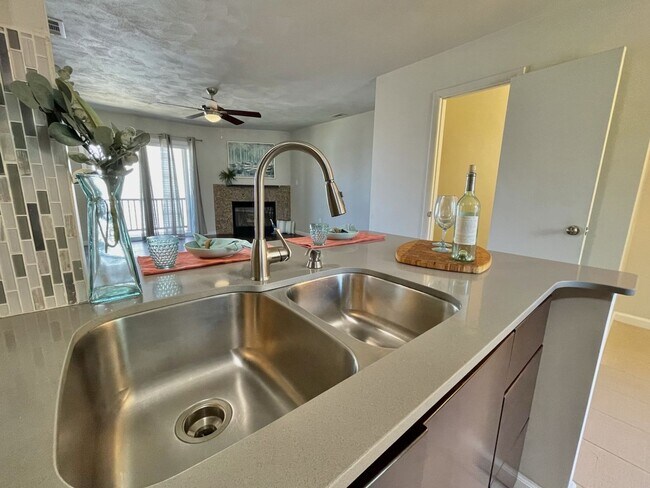 Building Photo - Freshly painted & Available NOW! Tri-Level...