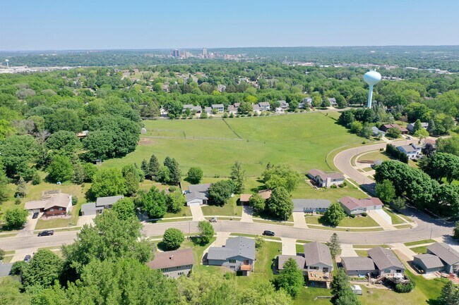 Building Photo - 624 Meadow Run Dr SW