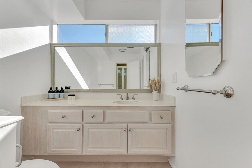 Building Photo - 4950 Louise Ave