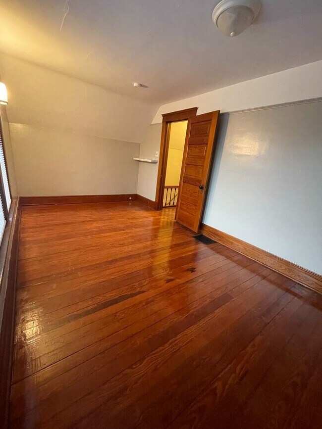 Building Photo - Three Bedroom House on Main St! | Parking, Laundry, and Central Air