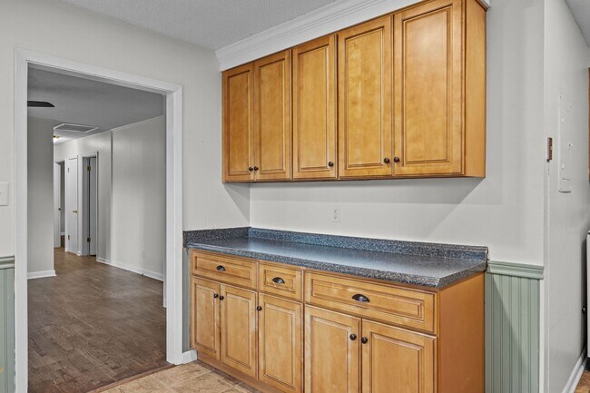 Building Photo - 3 Bedroom 2 Freshly Remodeled Bathrooms