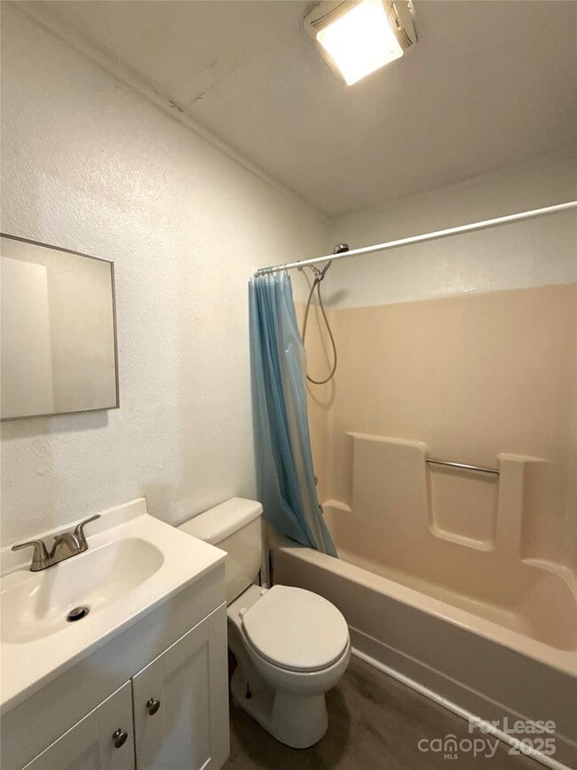 Building Photo - 609 W Davidson Ave