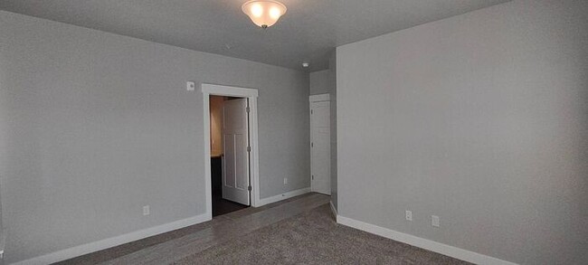 Building Photo - LIKE NEW TOP FLOOR HERRIMAN CONDO - AVAILA...