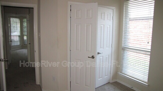 Building Photo - 6353 Ferncreek Ln
