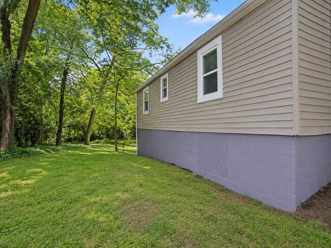 Building Photo - Bright 3-Bedroom Home with Covered Porch, Fireplace & Wooded Backyard