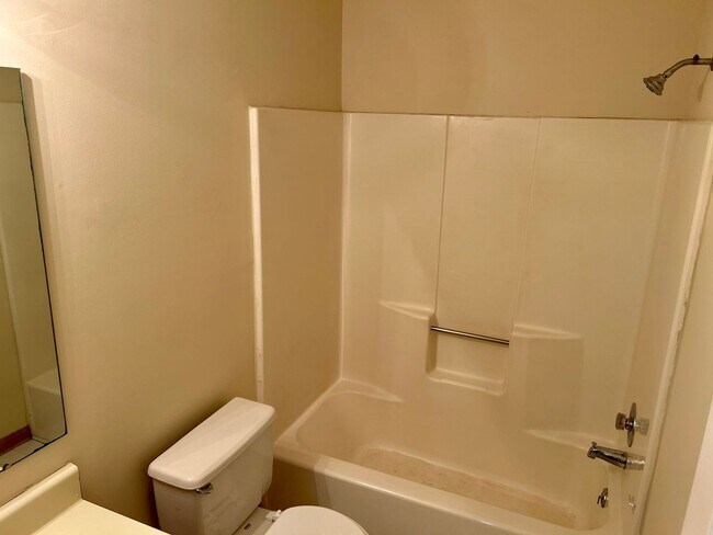 Building Photo - Conveniently Located Townhouse!