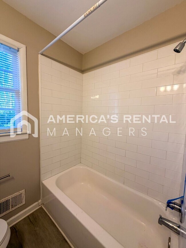 Building Photo - Half-Month Off Move-in Special! Cozy & Convenient 3-Bedroom Home for Rent! SECTION 8 FREINDLY!