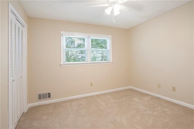 Building Photo - 4989 Kingswood Dr