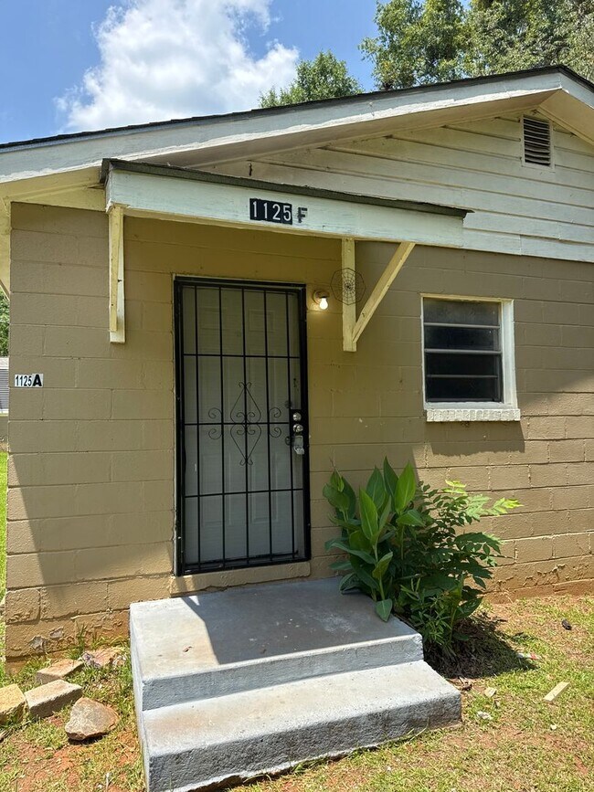 Primary Photo - 2 Bed 1 Bath Apartment