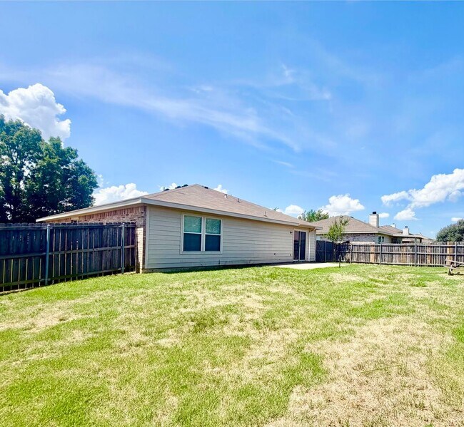 Building Photo - Updated and ready for occupancy