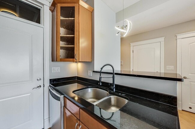 Building Photo - 1910 N Washtenaw Ave