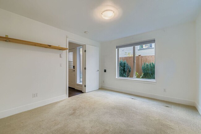 Building Photo - Stunning 3-Bed/1.75-Bath + Den Townhome with Hot Tub in Capitol Hill!