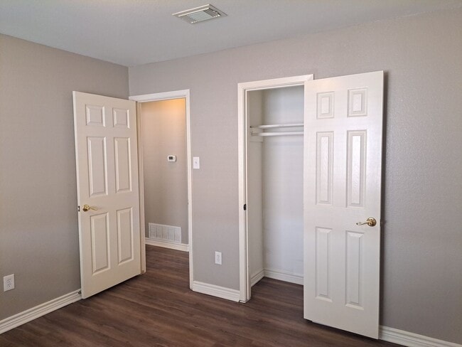 Building Photo - 3 Bedroom / 2 Bath / 2 Car Garage