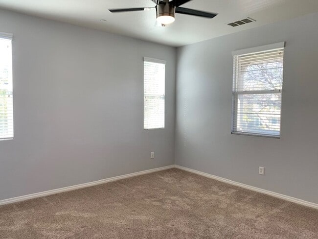 Building Photo - 3150 N Ventura Rd