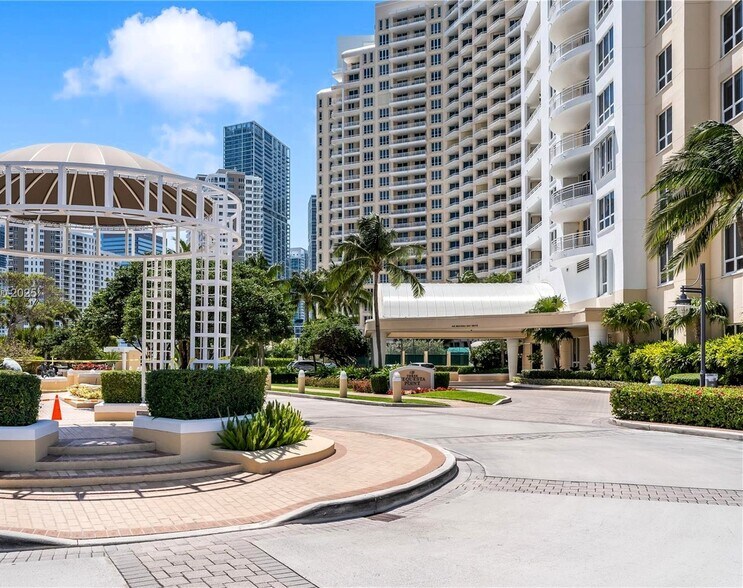 Building Photo - 848 Brickell Key Dr