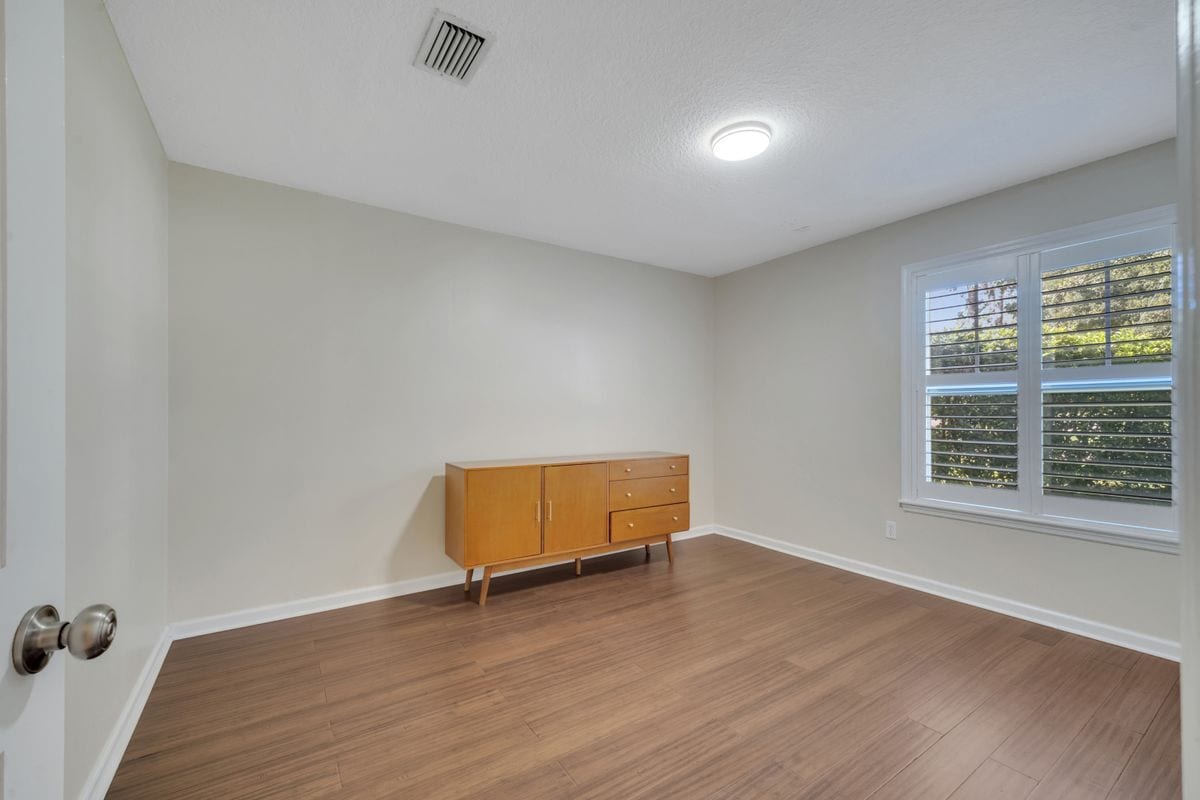 Building Photo - 755 Oak Terrace