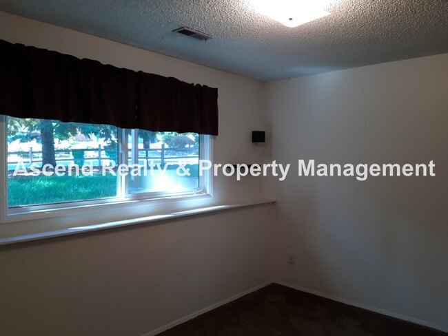 Building Photo - Updated 4 Bed on Cul de Sac Quick Access t...