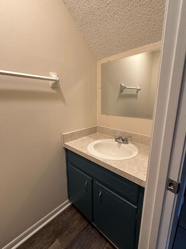 Building Photo - 2 Bed Townhouse in Central Pensacola