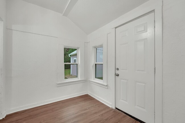 Building Photo - 610 Williams Ave