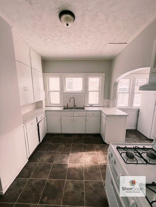 Building Photo - 3 bed 2 bath single family home with a detached 2 stall garage