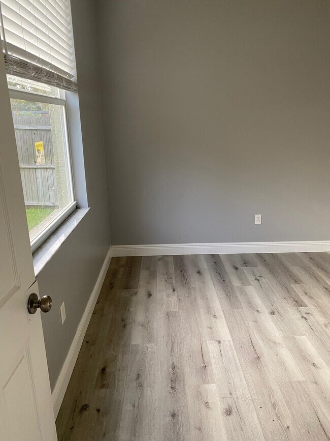 Building Photo - 1341 Flaxwood Ave