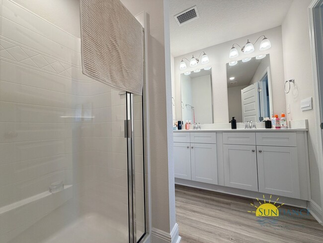 Building Photo - Stunning 3 Bedroom Townhouse in Brittany Oaks!