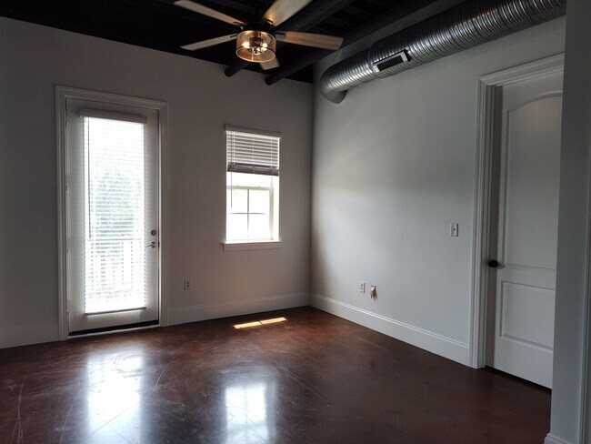 Building Photo - Move-in Ready Condo Located in The Art Dis...