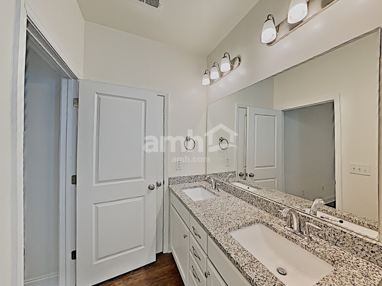 Building Photo - 209 McBee Pl