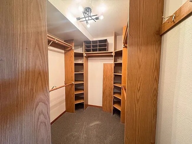 Building Photo - Move-In Special: $1000 off first month's rent!