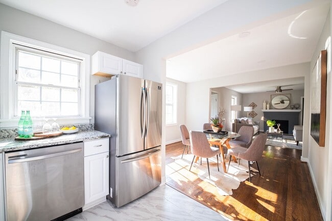 Building Photo - 3 Bedrooms, 2 Bathrooms on Colonial Avenue in Colonial Heights! Must SEE!!!