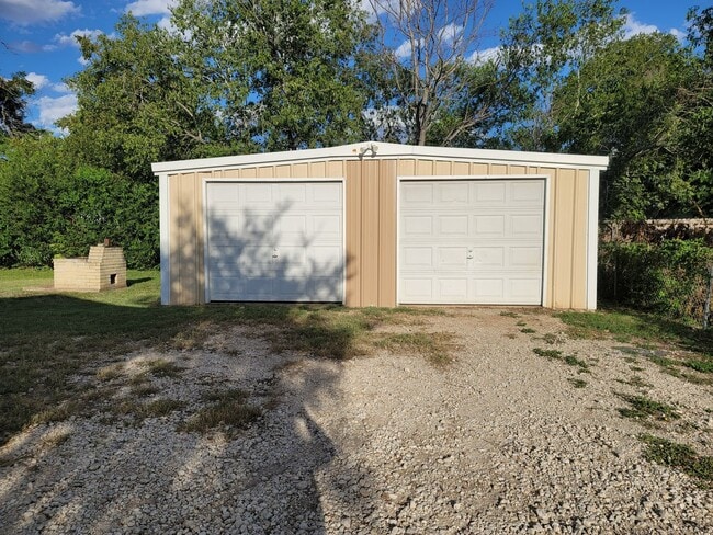 Building Photo - 4/2/2 TOTALLY renovated home