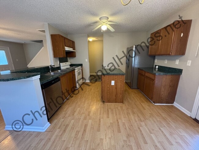 Building Photo - Nice single family home with 3 bedrooms and 2.5 bathrooms