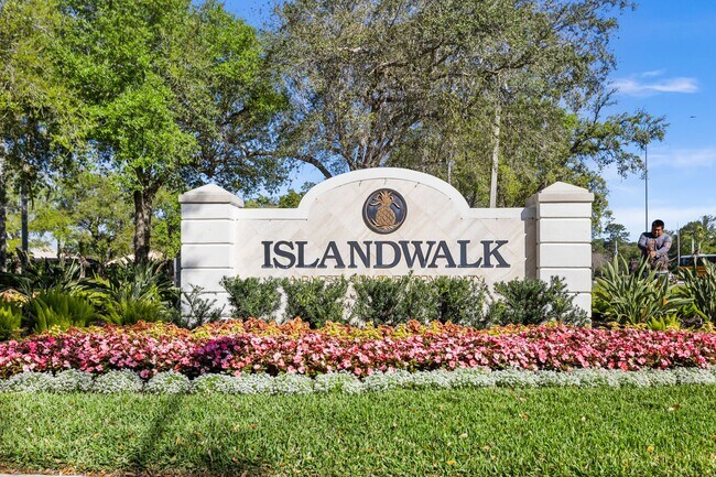 Building Photo - ** ISLAND WALK ** 3 BED + DEN / 2.5 BATH -...