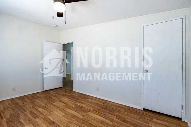 Building Photo - 9960 S Niehaus Rd