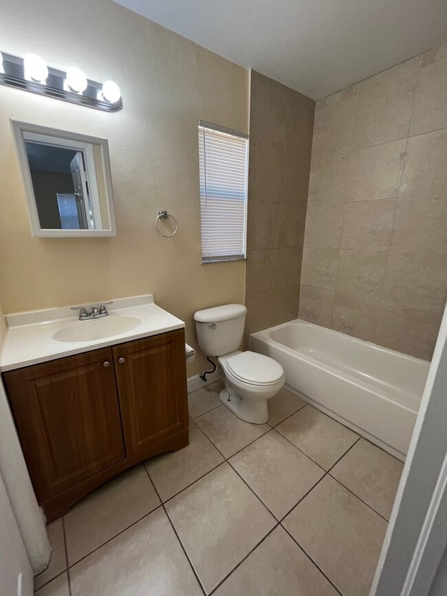 Building Photo - 4/2 Home for rent, all tile floors, central ac.