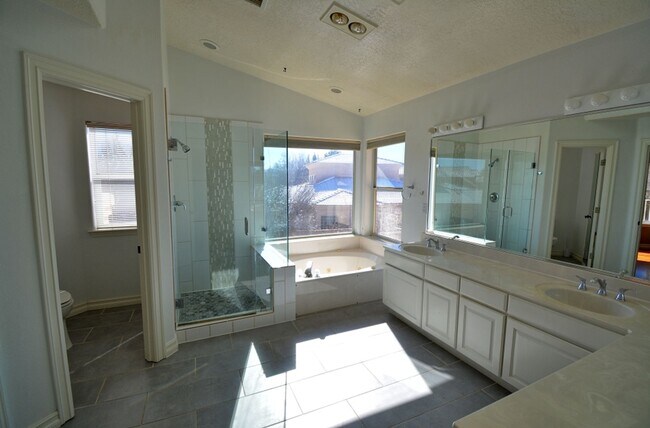 Building Photo - NE Heights Home