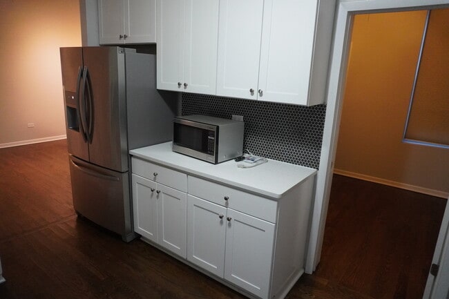 Building Photo - 867 E Pershing Rd