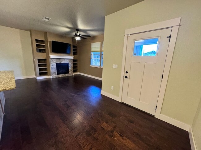 Building Photo - Incredible Townhome