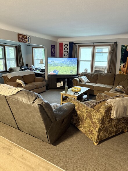 Living space - 1960 Lincoln Ave #4