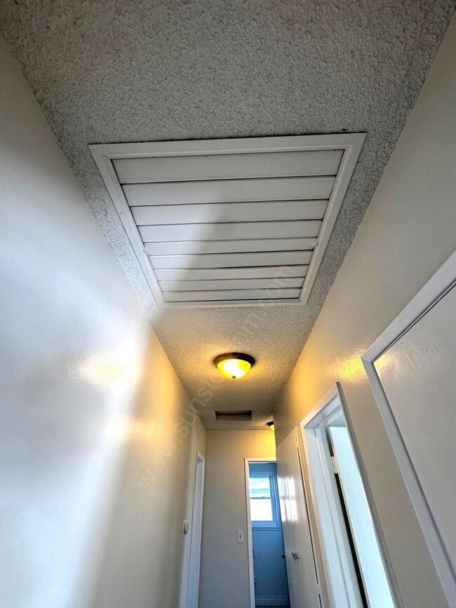 Building Photo - Stunning 3 Bedroom, 2 Bathroom Home on a L...