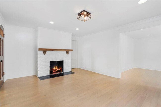 Building Photo - 2512 Brookwood Dr NE