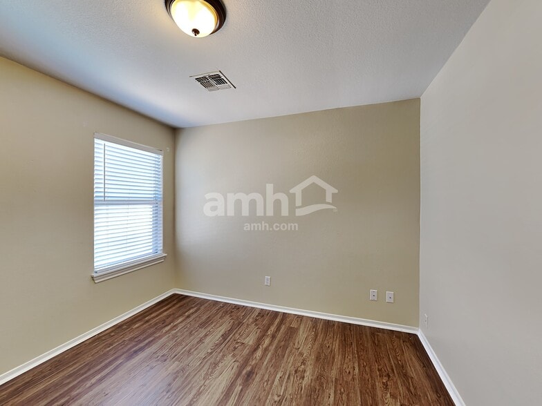 Building Photo - 18526 W Valerie Dr