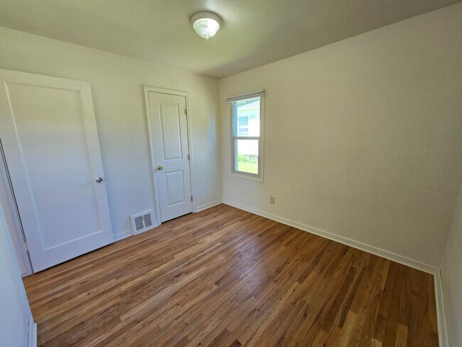 Building Photo - Beautiful North Side Home! Available Now!