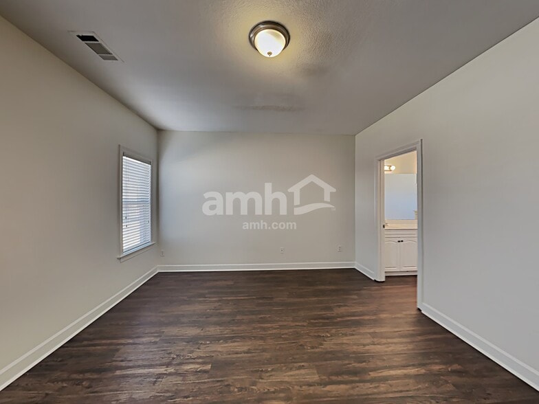 Building Photo - 9664 Woodland Creek Ln