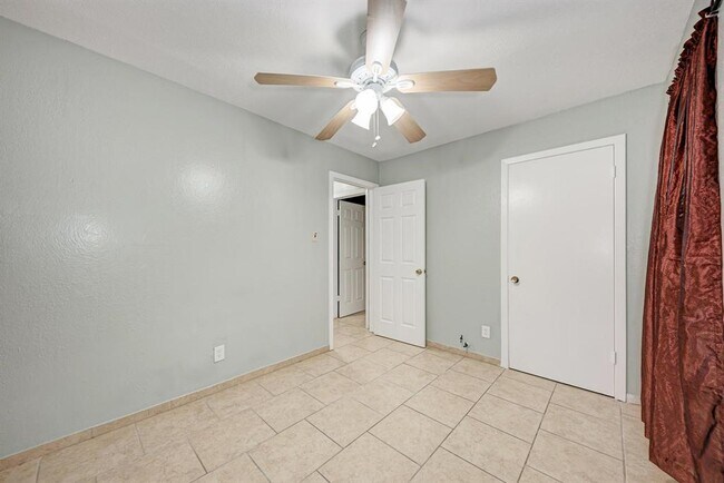 Building Photo - 4701 Bandera Rd