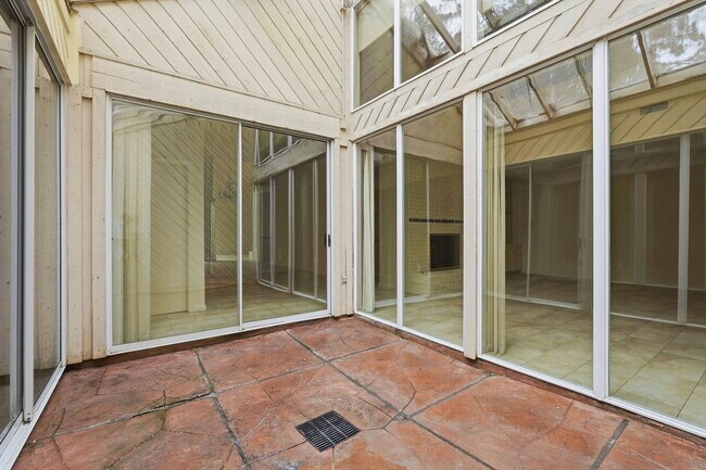 Building Photo - 10125 Valley Forge Dr